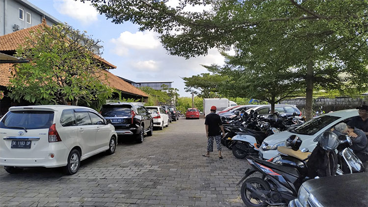 Parkir Luas di Gedung Serba Guna di Denpasar